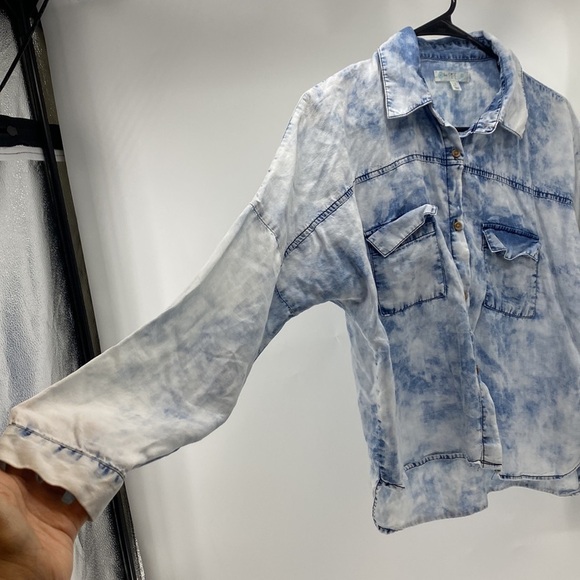 love Fire acid washed chambray hi Lo semi cropped dolman sleeve button down - Picture 7 of 9